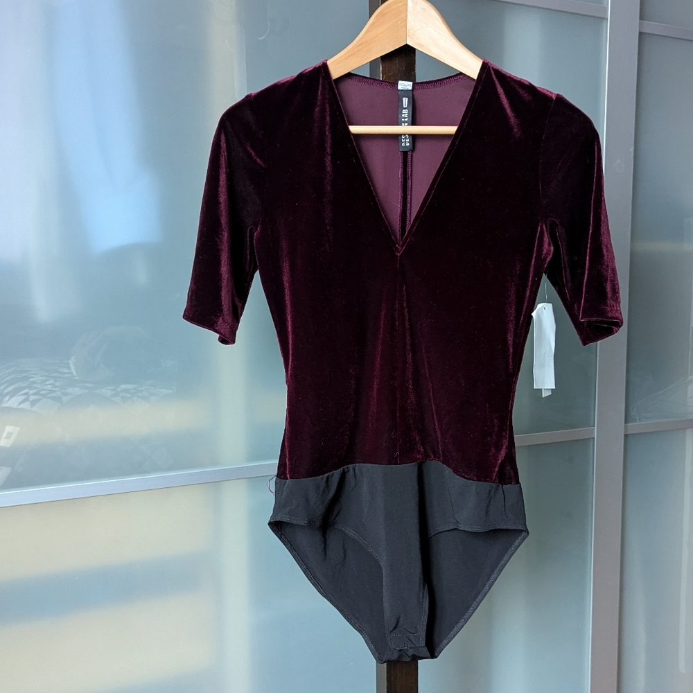 🔖NWT Women’s Design Lab Lord & Taylor Velvet Bodysuit Short Sleeve - Medium